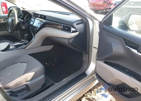 2020 Toyota Camry Le Awd z USA, uszkodzony, nr VIN 4T1C11BK8LU016096